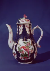 Kávová konvice Worcester, zdobená rajskými ptáky, cca 1750 (porcelán)